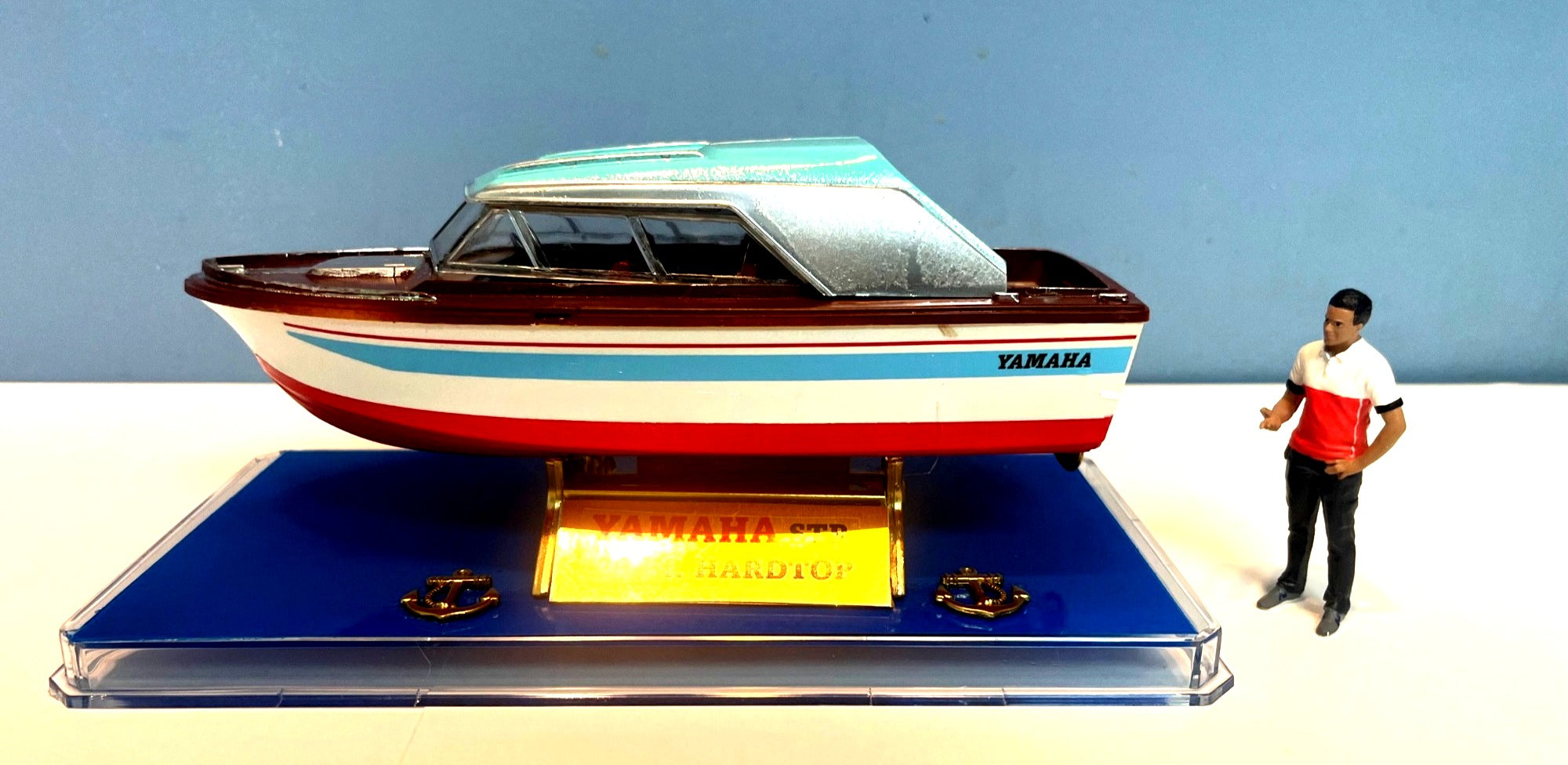 Model Cabin Cruiser Yamaha STR 20 Ft Yacht Speed Boat 8.5" long in Display Case