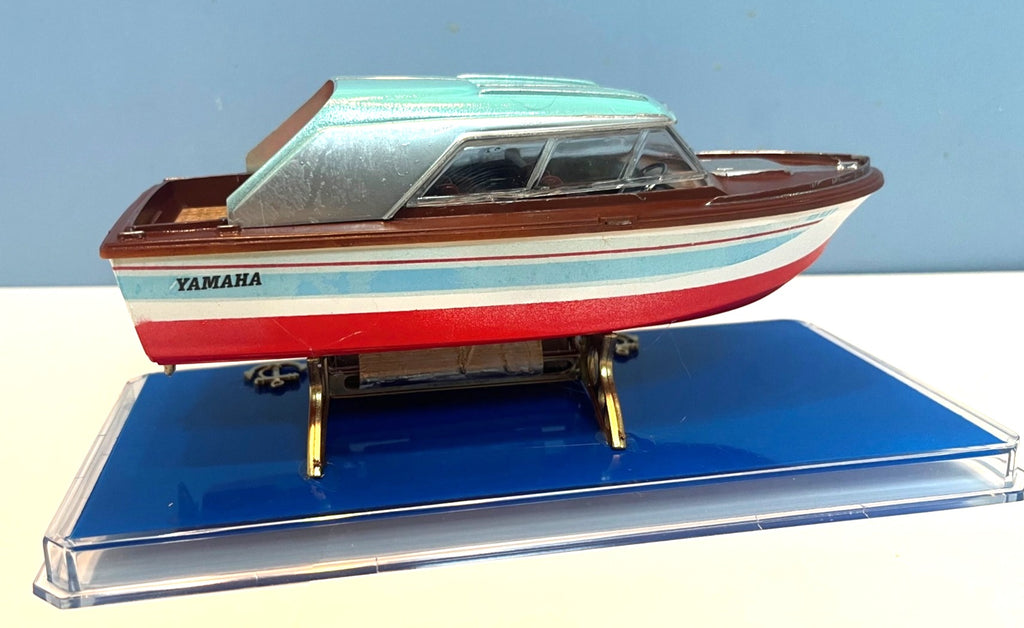 Model Cabin Cruiser Yamaha STR 20 Ft Yacht Speed Boat 8.5" long in Display Case