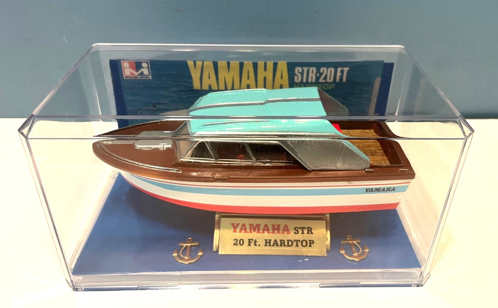 Model Cabin Cruiser Yamaha STR 20 Ft Yacht Speed Boat 8.5" long in Display Case
