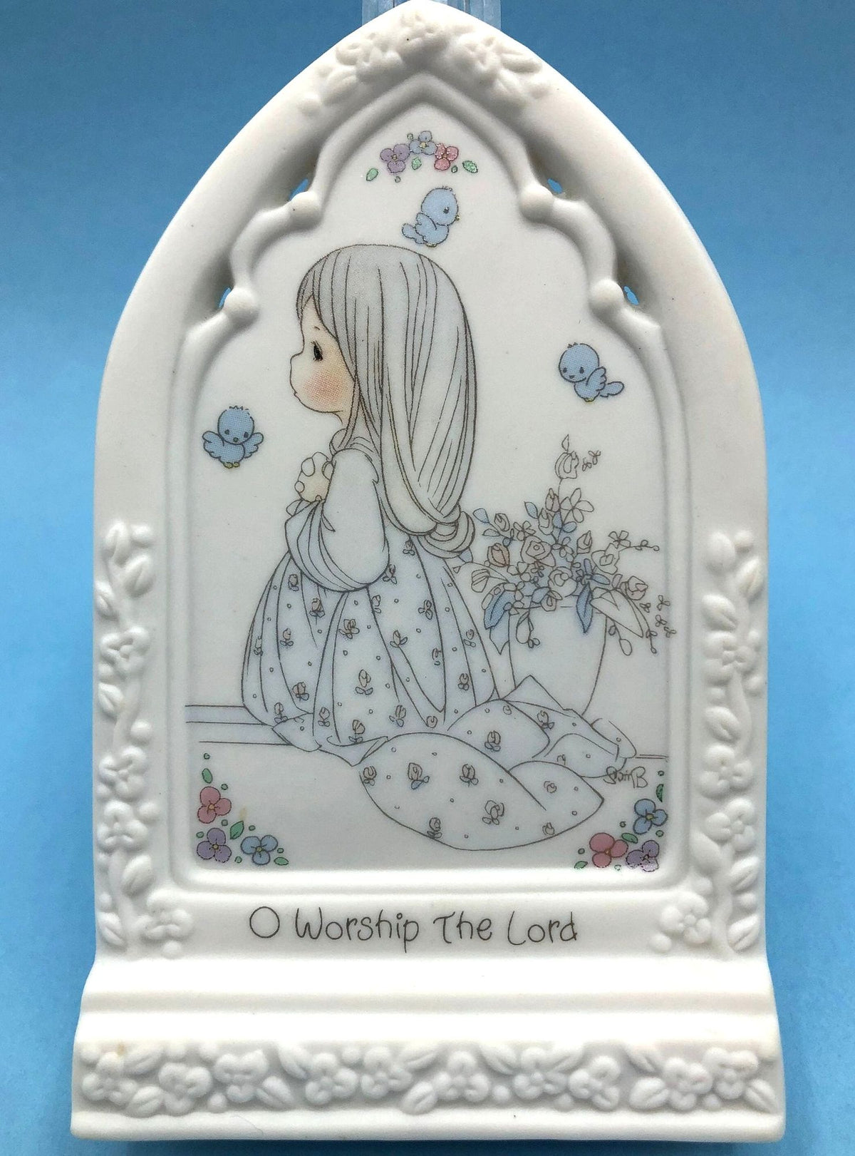 1993 Precious Moments Porcelain Arched Display "O Worship The Lord" with Little Girl Kneeling in Prayer, Bluebirds and Flowers.   3" x 5"