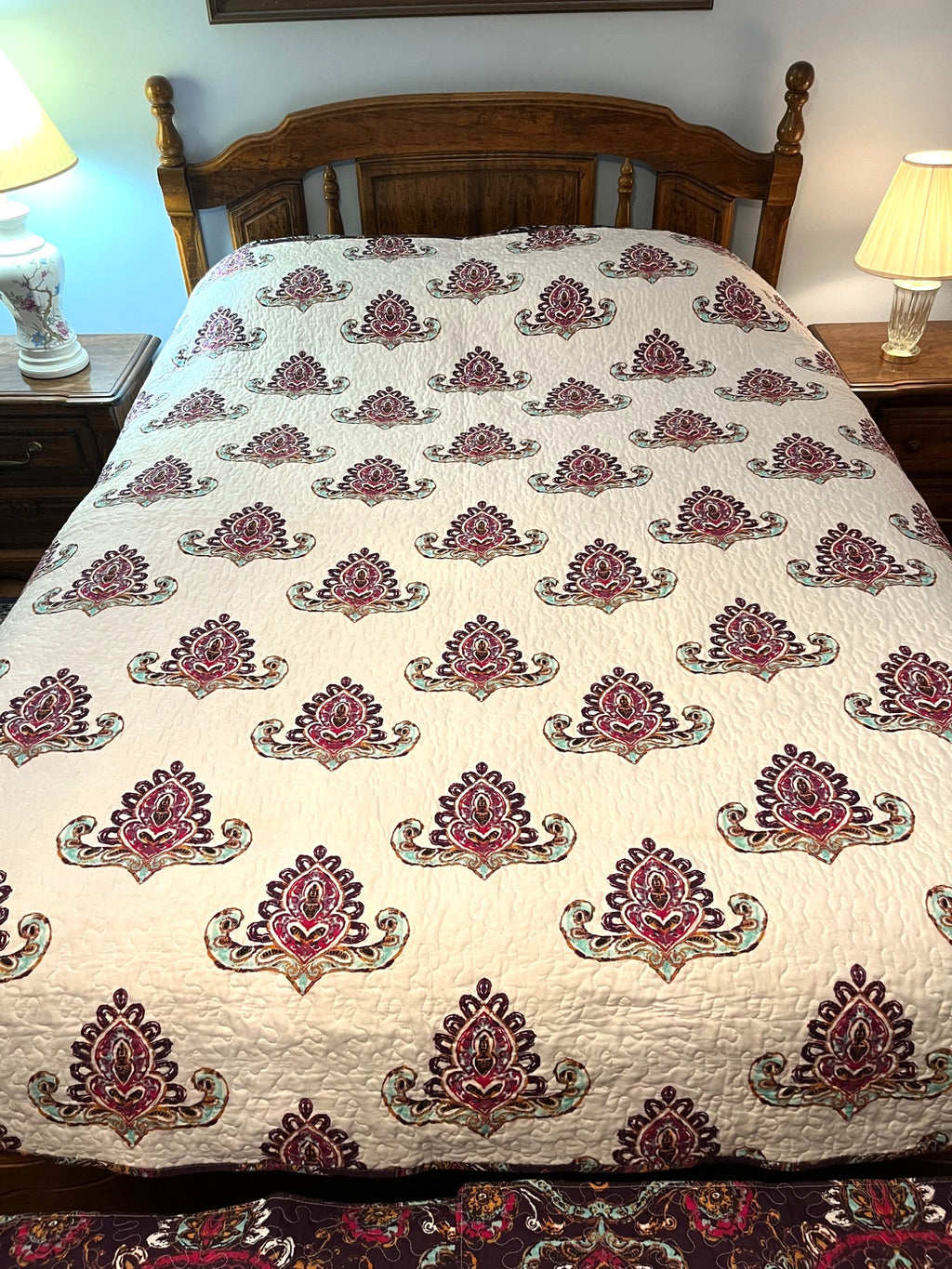 Reversible Purple & White Paisley Quilt Coverlet Full Size with 2 Standard Pillow Shams