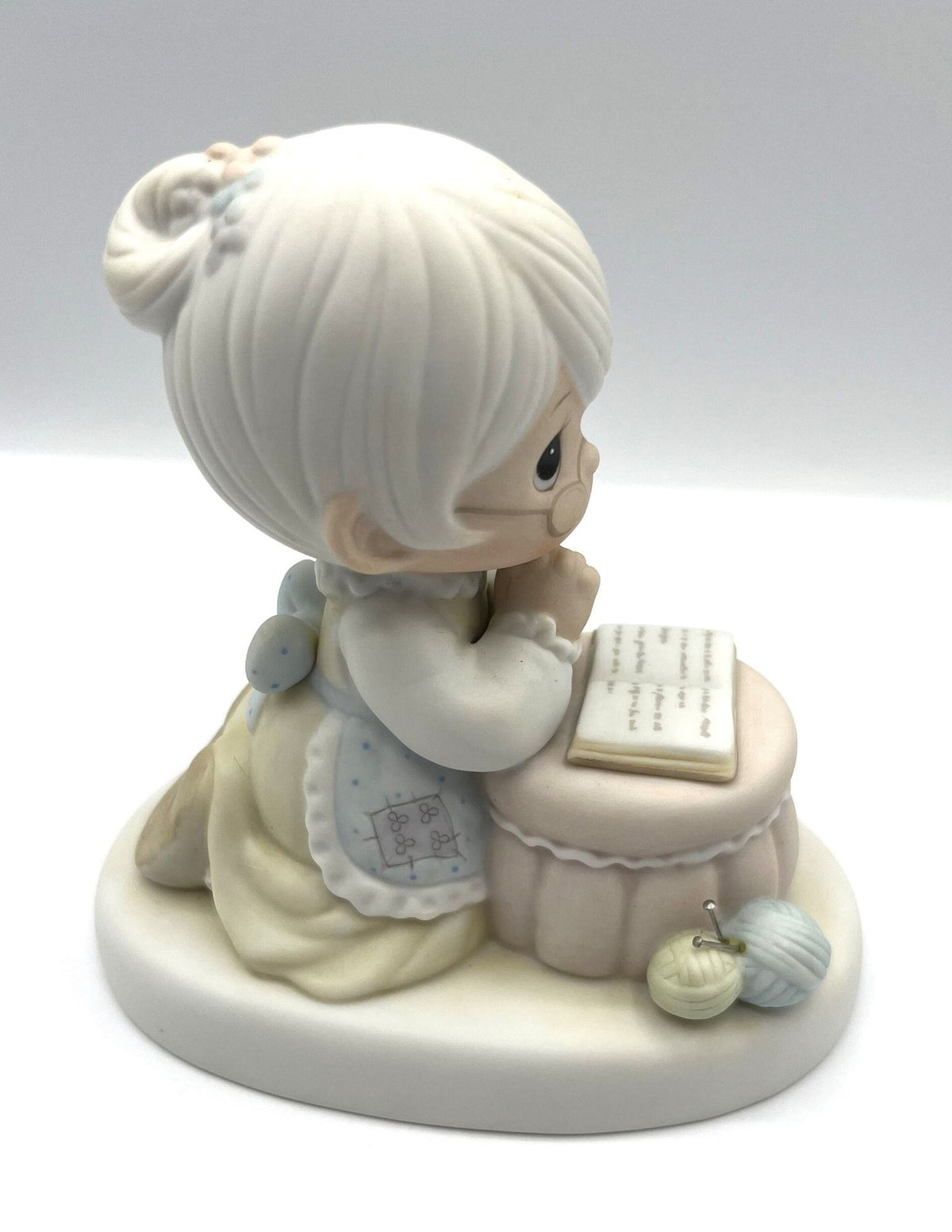 1986 Precious Moments Members Only Figurine Grandma's Prayer  4.5" x 4.5" tall
