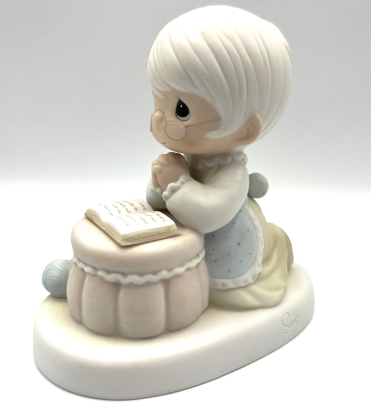 1986 Precious Moments Members Only Figurine Grandma's Prayer  4.5" x 4.5" tall