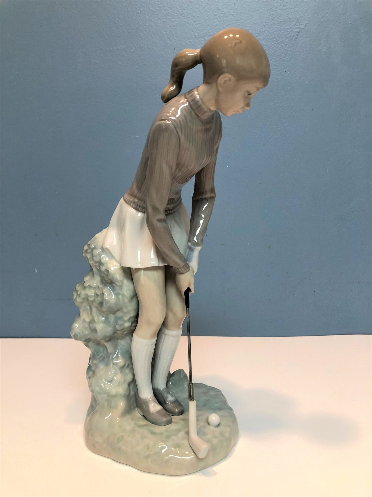 Vintage Lladro Retired Figurine, Young Woman Golfer Making A Putt.  4.5 x 5" x 10.5" tall