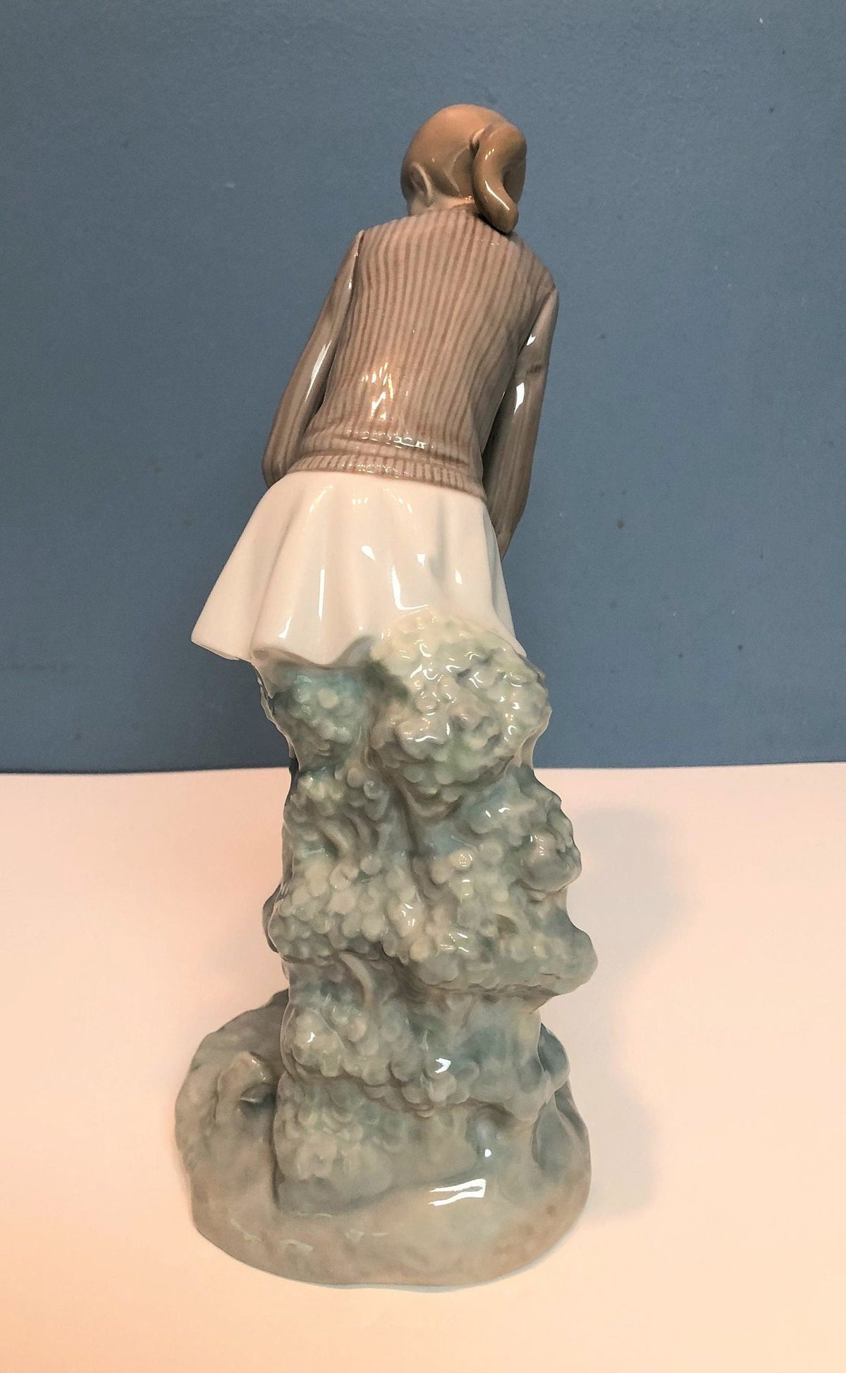 Vintage Lladro Retired Figurine, Young Woman Golfer Making A Putt.  4.5 x 5" x 10.5" tall