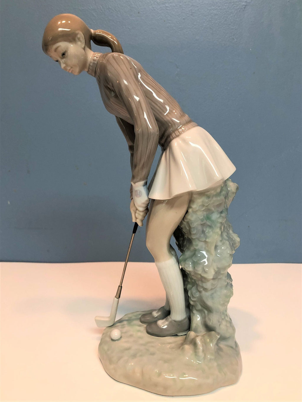 Vintage Lladro Retired Figurine, Young Woman Golfer Making A Putt.  4.5 x 5" x 10.5" tall